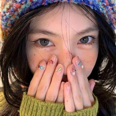 美食广场里的女高中生们在说啥